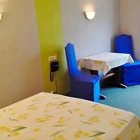 Hotel La Boule D'or 2*
